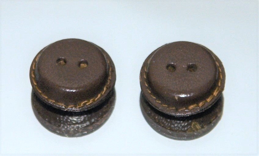 Vintage ronde leren knoop nr M1442 donker bruin, Verzenden, Zo goed als nieuw, Knoop of Knopen