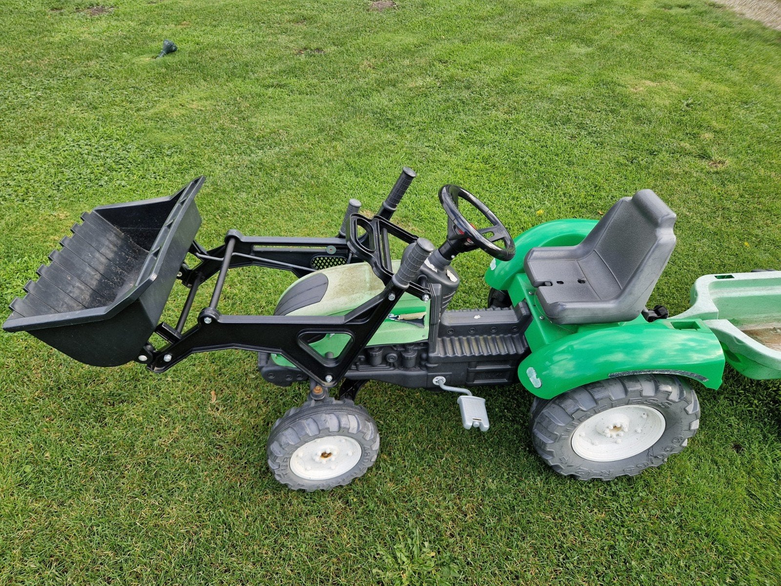 Groene traptractor met aanhanger en voorlader, Ophalen, Gebruikt, Trapvoertuig