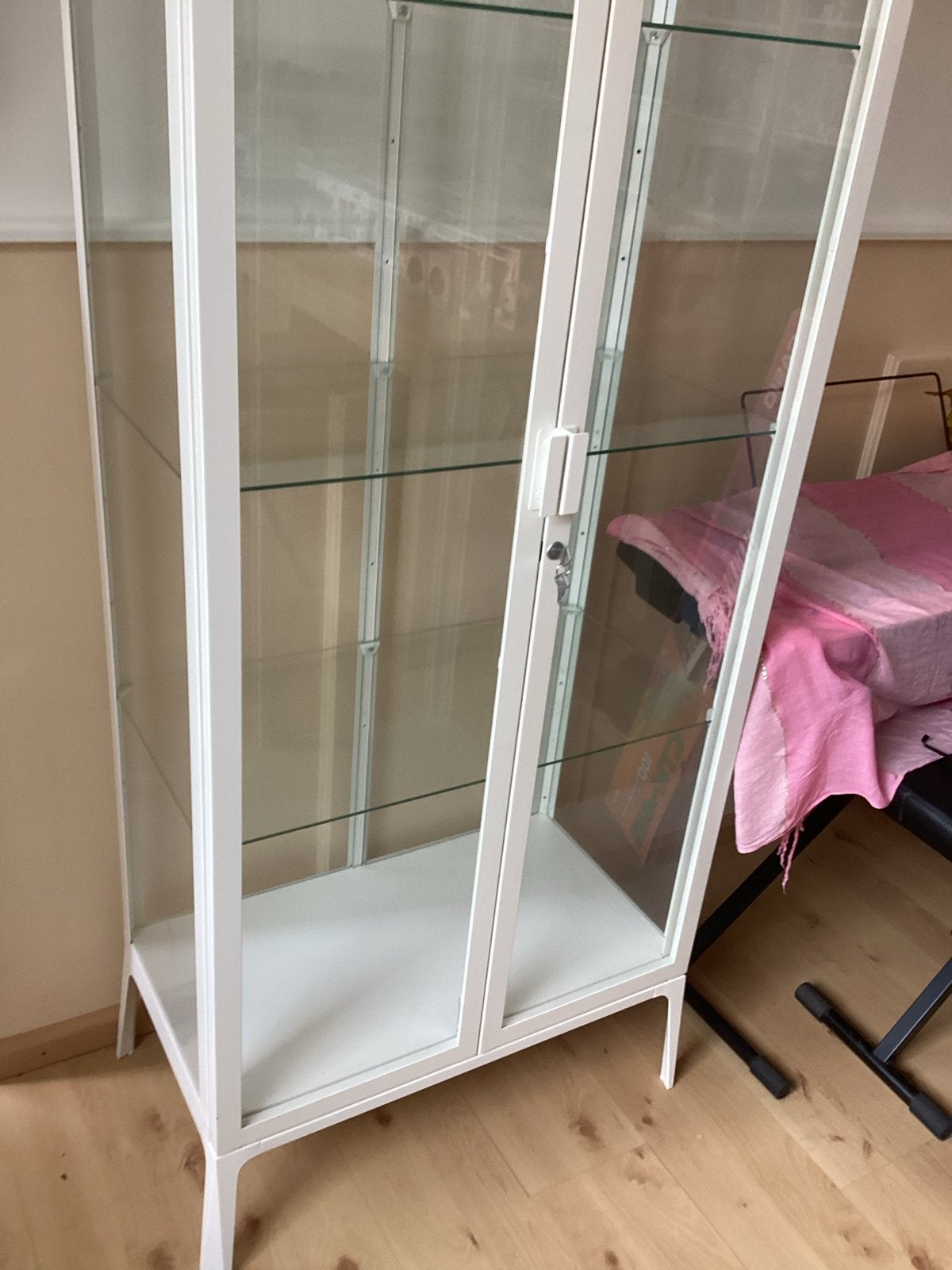 Witte vitrinekast Milsbo van Ikea, Ophalen, 50 tot 100 cm, Zo goed als nieuw, Glas