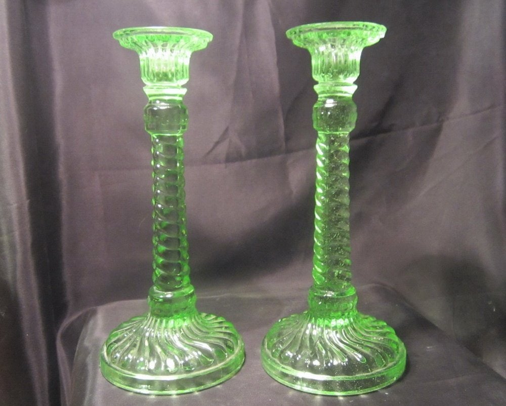 2 antieke art deco kandelaars in groen glas, Verzenden