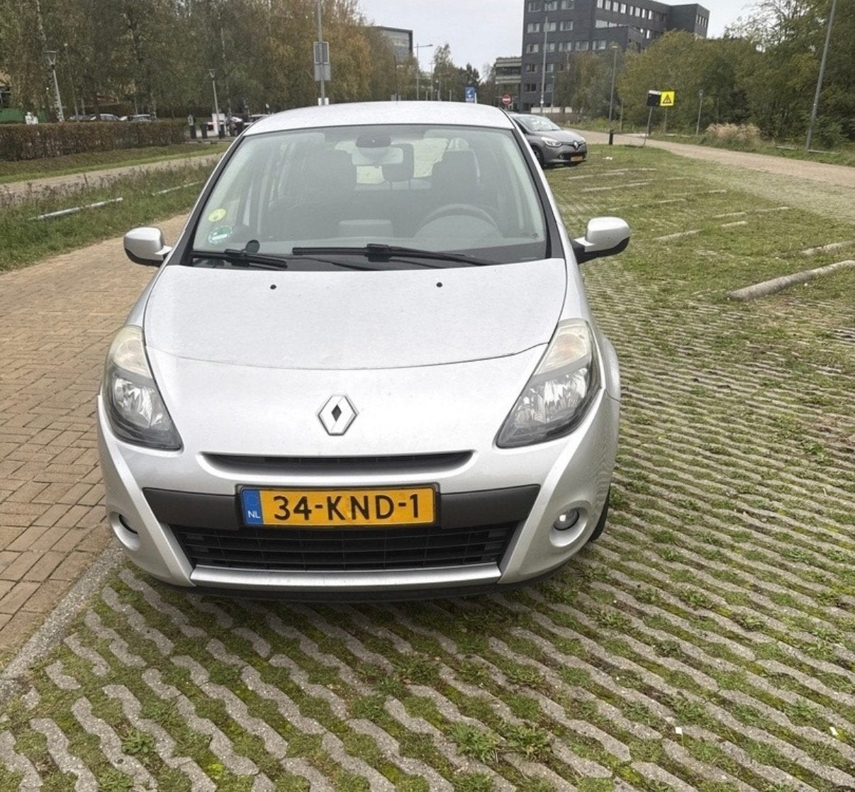Renault Clio 1.2 16V 55KW 5-DRS 2010 Grijs / motorschade, Auto's, Voorwielaandrijving, 535 kg, 74 pk, 4 cilinders