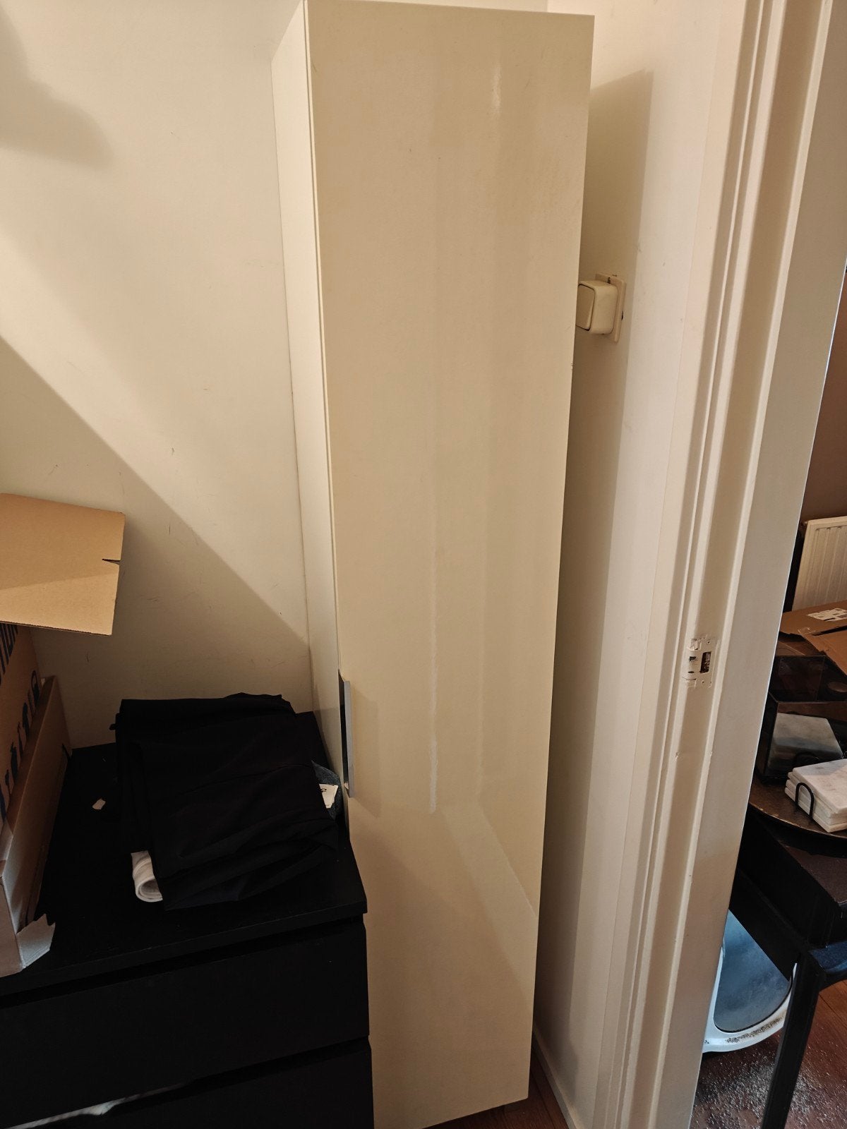 Smalle kast met hoogglans deur - ideaal voor kleine ruimtes, Ophalen of Verzenden, Zo goed als nieuw