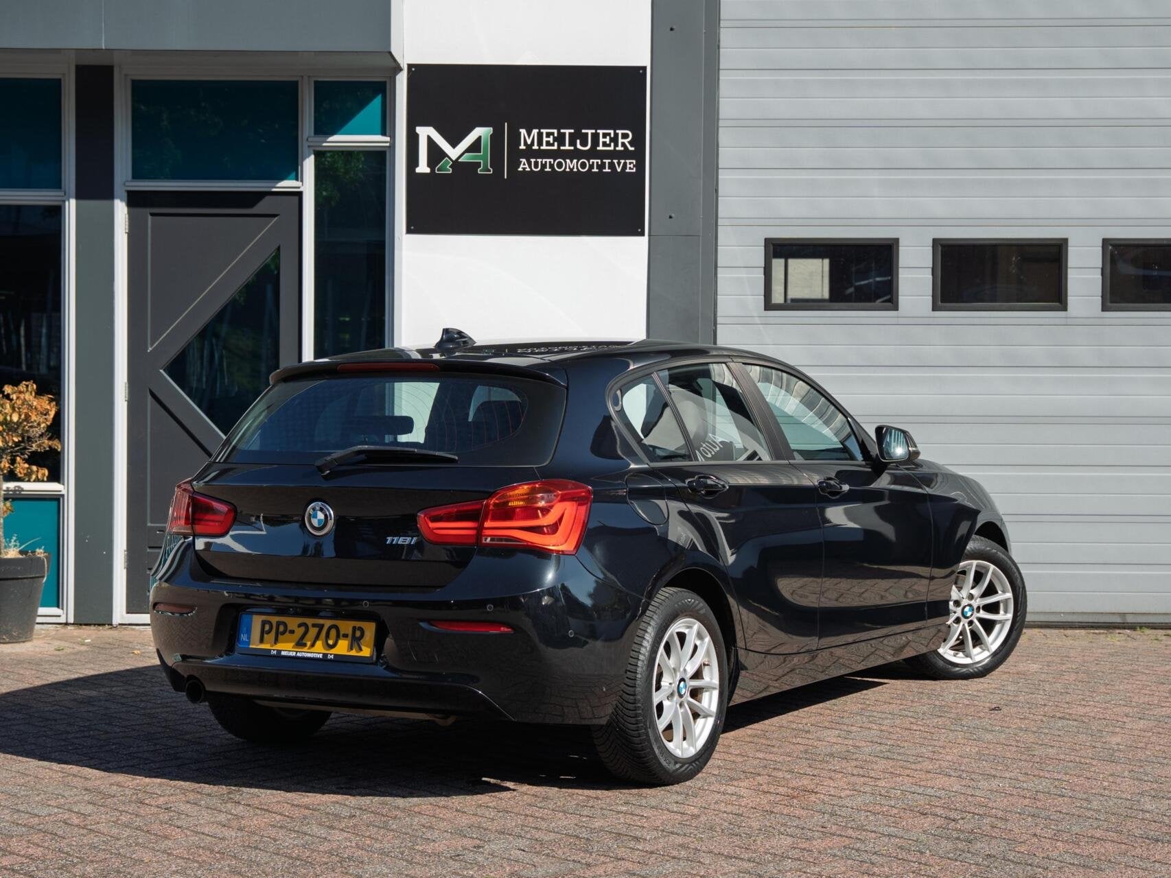 BMW 118i Corporate Lease Executive|Aut.|Camera|LED|Park Assi, Gebruikt, Zwart, Bedrijf, 650 kg