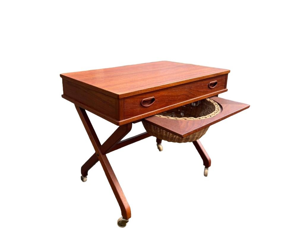 Deens vintage naaimachine kastje/ Design / side table, kast, 45 tot 60 cm, Gebruikt, Rechthoekig, Deens design/ Vintage/ Teakhout