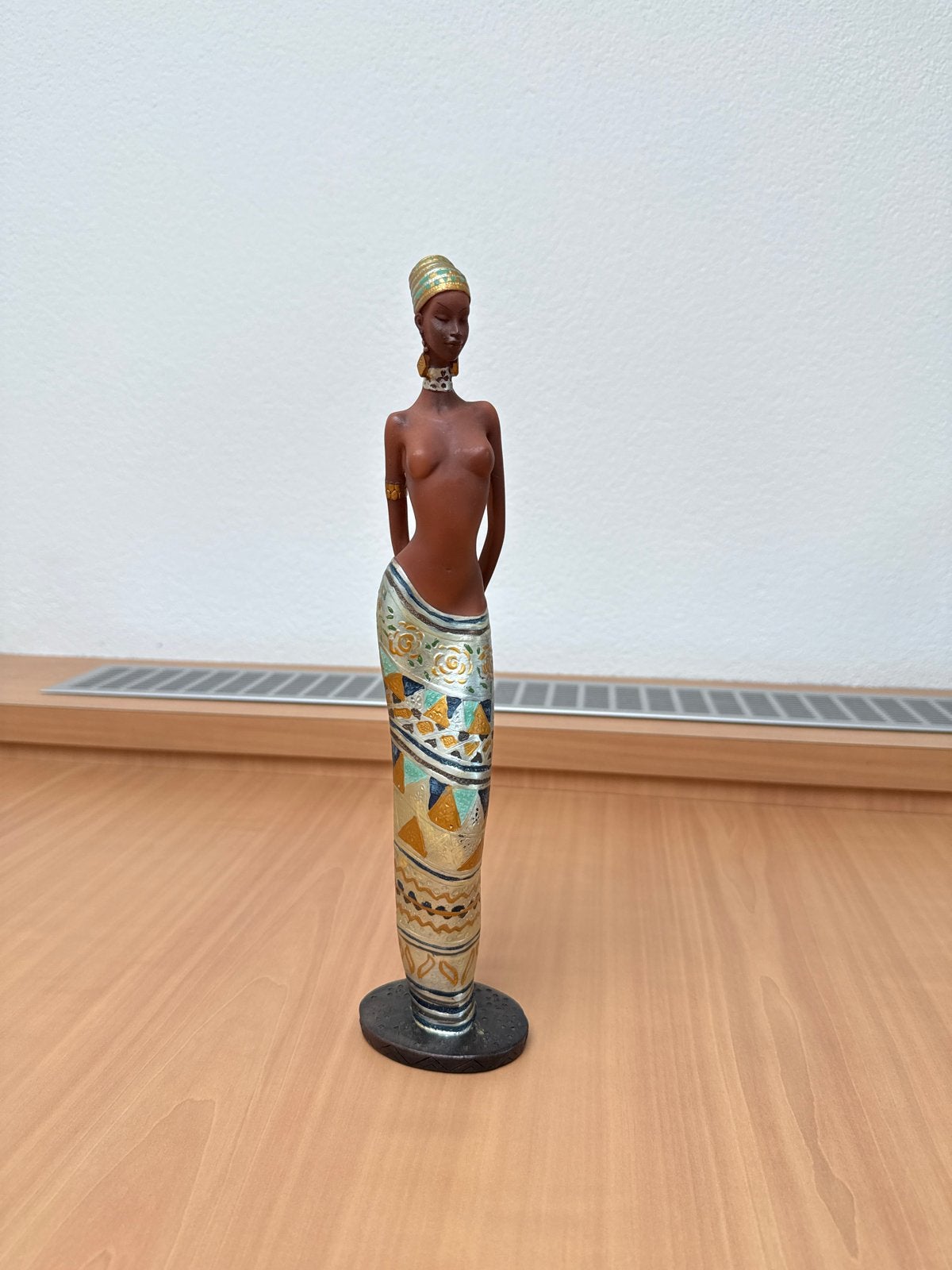 Afrikaans beeldje van vrouw, gelijmd, Afrika, Meerkleurig, Geschilderd, Beeld