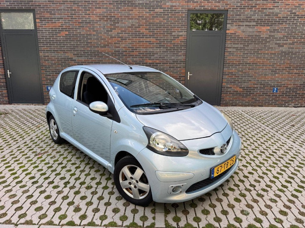 Toyota Aygo 1.0 12V Vvt-i 5DRS 2006 Blauw Airco Bluetooth, Voorwielaandrijving, Stof, Zwart, 68 pk