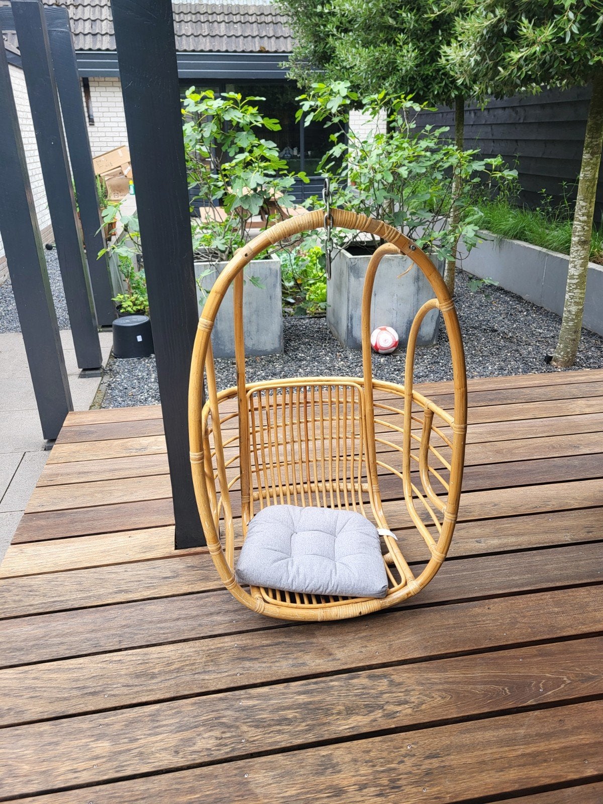 Rotan hangstoel met ketting en karabijnhaak, Ophalen, Binnen