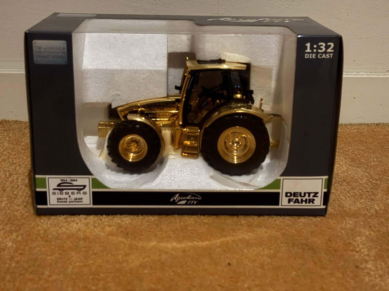 Deutz Fahr Agrotron TTV 1:32 golden edition, 1:32 tot 1:50, Overige typen, Zo goed als nieuw, Ophalen