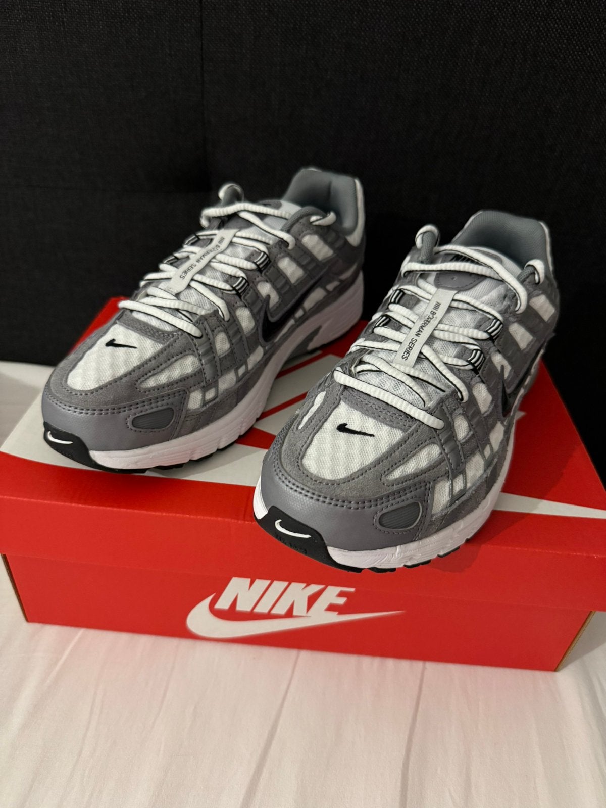 Nike P-6000 White/Black/Mtlc Cool Grey – Maat 42 nieuw, Overige kleuren, Nieuw, Ophalen of Verzenden, Sneakers of Gympen