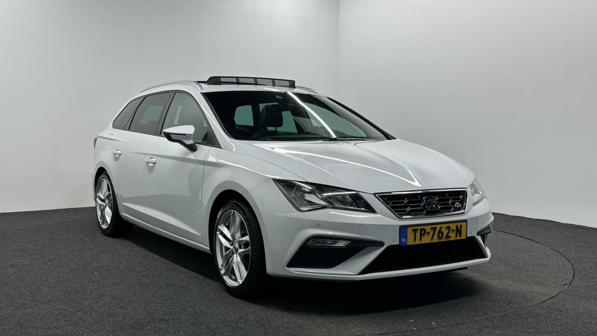 Seat Leon ST 1.5 TSI FR Business Intense PANO CARPLAY NAVI., Auto's, 4 cilinders, Leon, Leder en Stof, Wit
