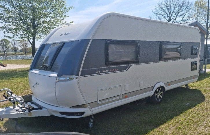 Hobby 560 KMFe De Luxe EDITION: AIRCO /MOVER / 3 x STAPELBED, Rondzit, Hobby, Luifel, Particulier
