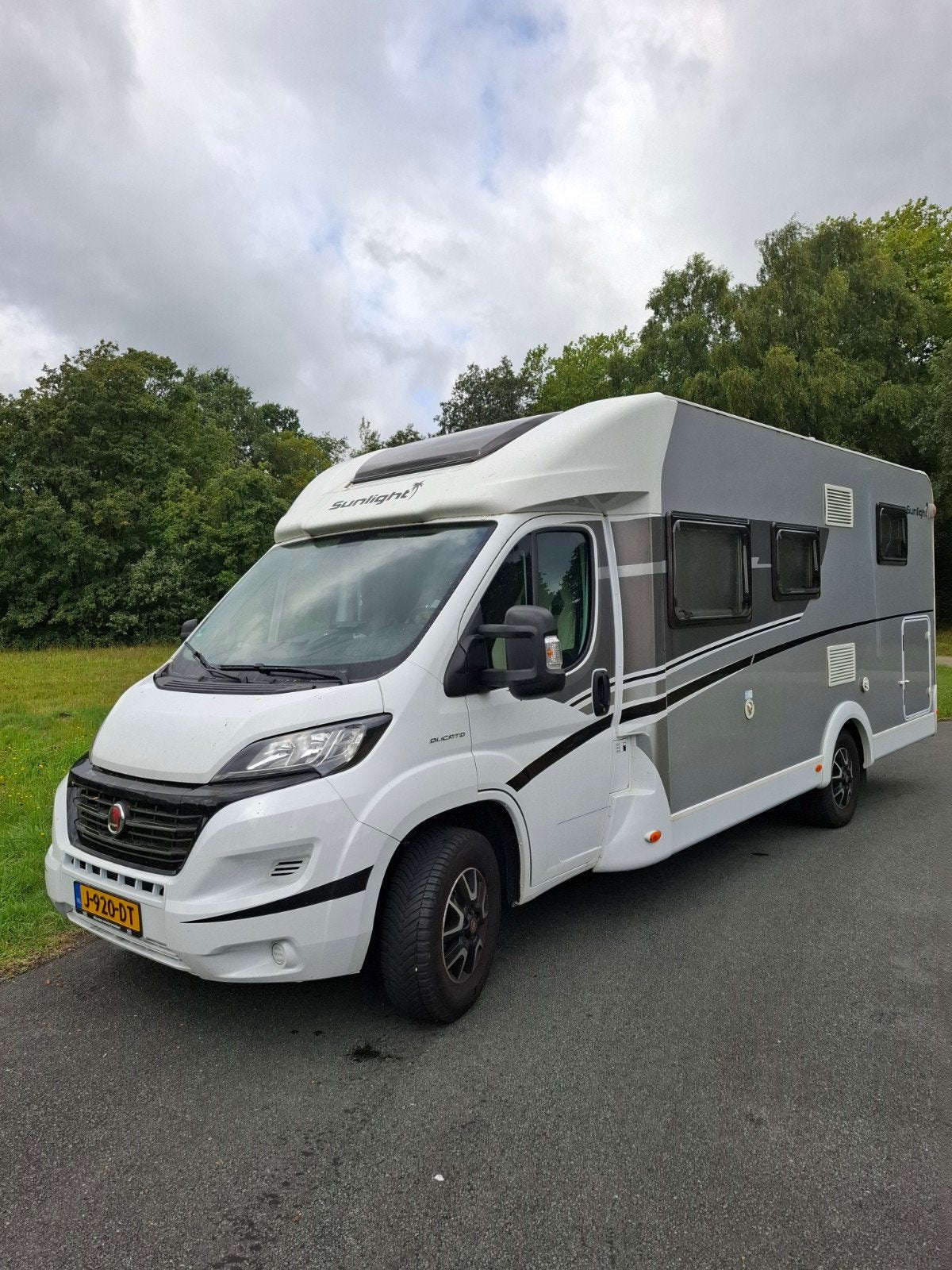 Sunlight Camper 7.2m met dakairco uit 2019, Caravans en Kamperen, Campers, Automaat, Sunlight, Ringverwarming, Fiat