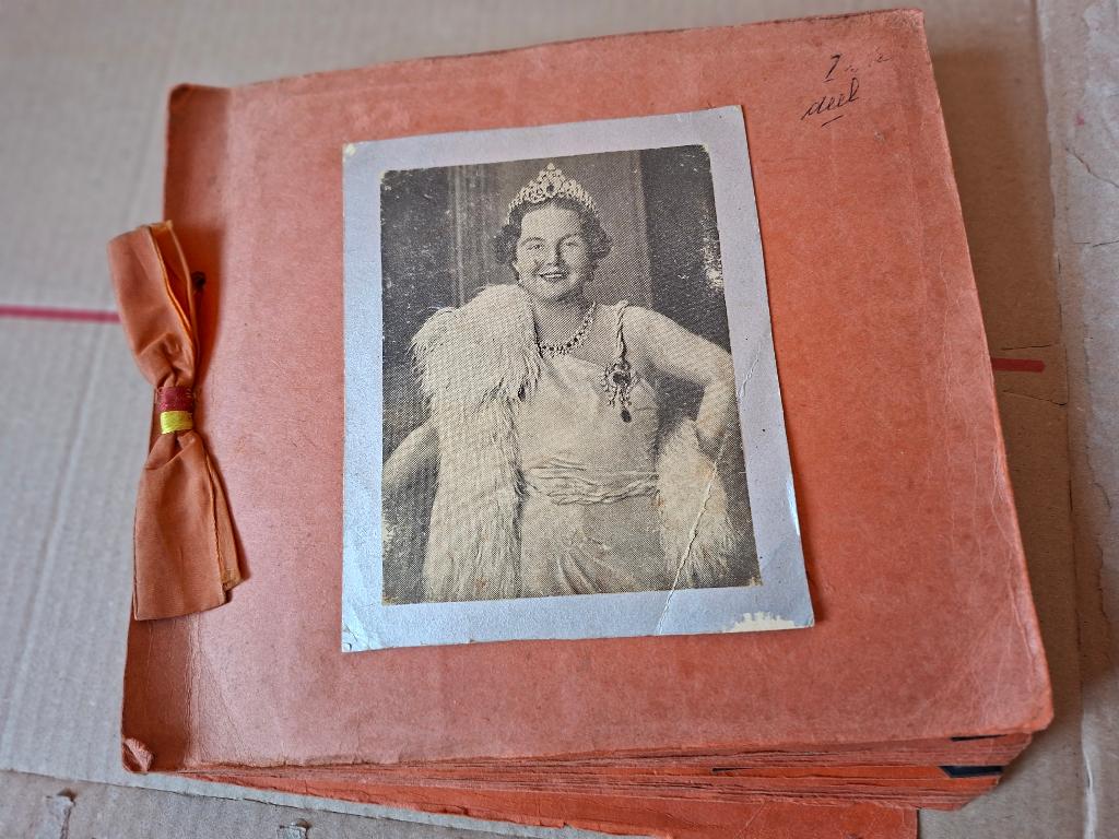 boek met allerlei oude afbeeldingen koninklijk huis, Verzamelen, Koninklijk Huis en Royalty, Ophalen of Verzenden, Gebruikt, Tijdschrift of Boek