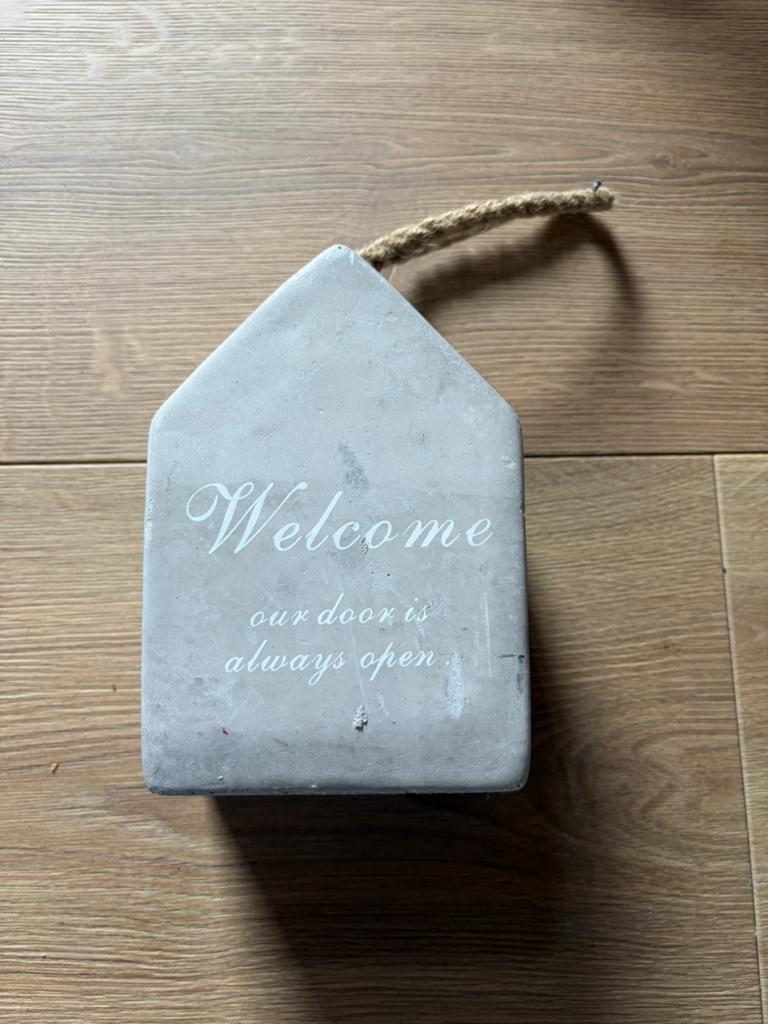 Deurstopper huisje 'Welcome' - Grijs betonlook, Huis en Inrichting, Woonaccessoires | Deurstoppers, Ophalen, Zo goed als nieuw