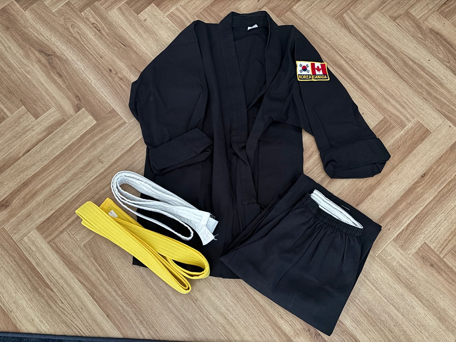 Uniek Hapkido pak zwart maat S met gele band, Vechtsportpak, Zo goed als nieuw, Maat S, Hapkido
