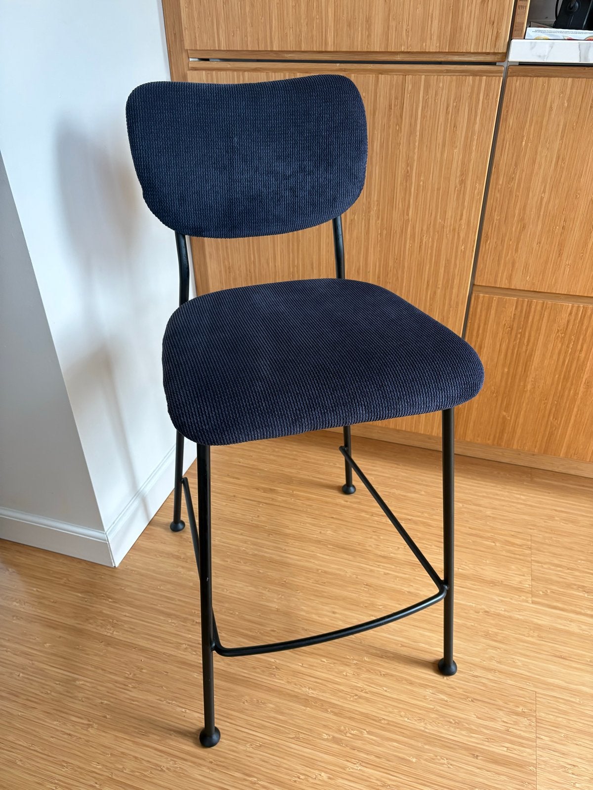 Barkruk Zuiver Benson 65 cm zithoogte blauw, Huis en Inrichting, Barkrukken, Ophalen, Met voetsteun, 60 tot 90 cm, Zo goed als nieuw