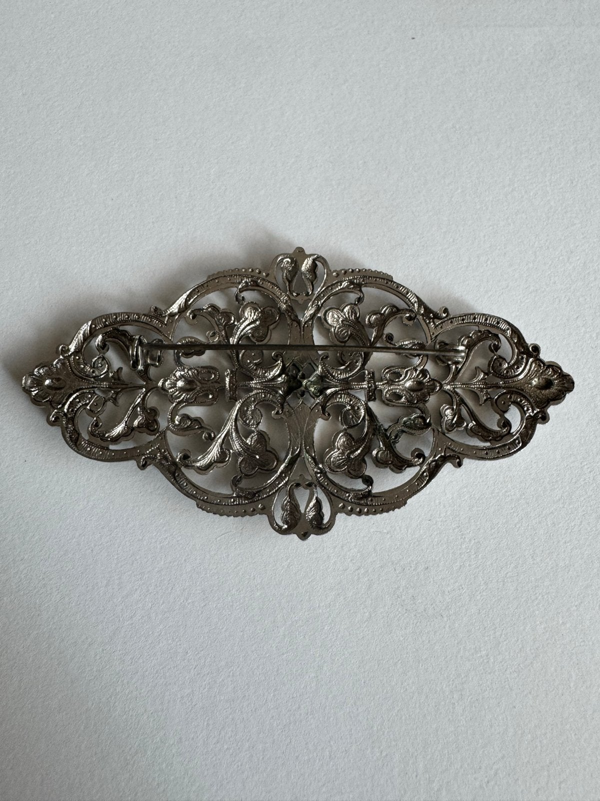 Vintage zilverkleurige broche met sierlijk filigraan design, Sieraden, Tassen en Uiterlijk, Broches, Overige materialen, 4 tot 7 cm