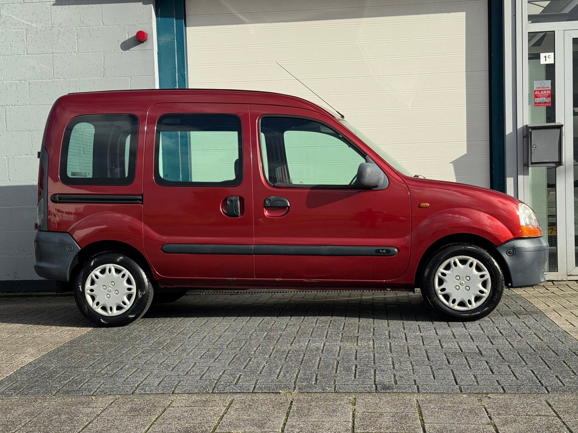 Renault Kangoo 1.4 RN Automaat Rolstoelauto, Auto's, Renault, Gebruikt, 4 cilinders, 49 €/maand, Origineel Nederlands