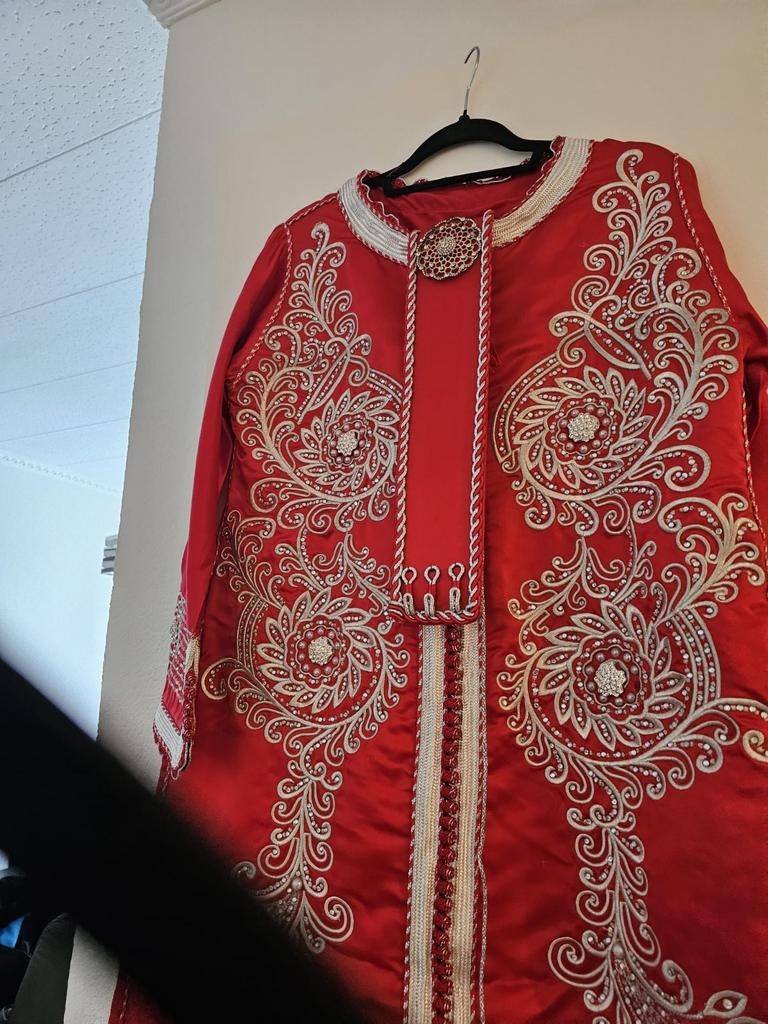 Prachtige rode Marokkaanse kaftan met zilveren borduursels, Maat 38/40 (M), Overige typen, Nieuw, Ophalen of Verzenden