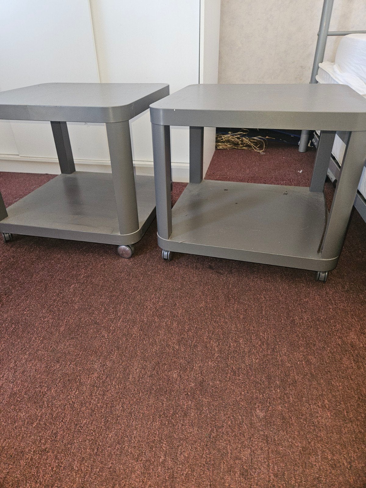 2 grijze IKEA TINGBY bijzettafels op wielen, Huis en Inrichting, Minder dan 55 cm, Gebruikt, Modern, functioneel, Vierkant
