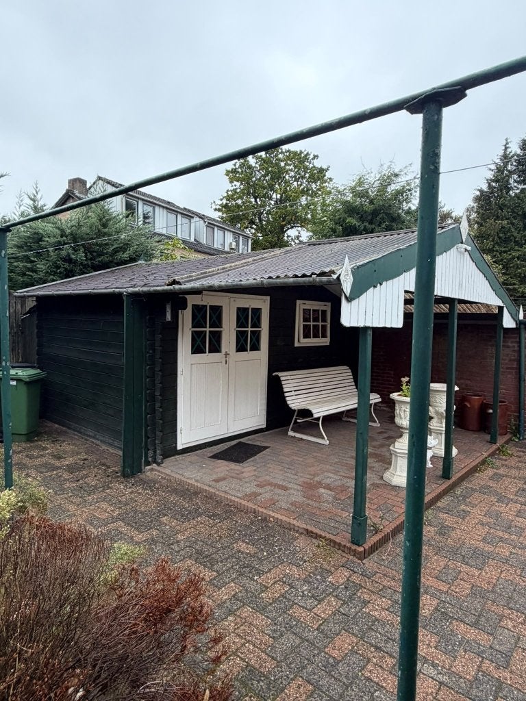 Ruim houten tuinhuis met overkapping, Tuin en Terras, Ophalen, Tuinhuis, 1 raam, 500 cm of meer