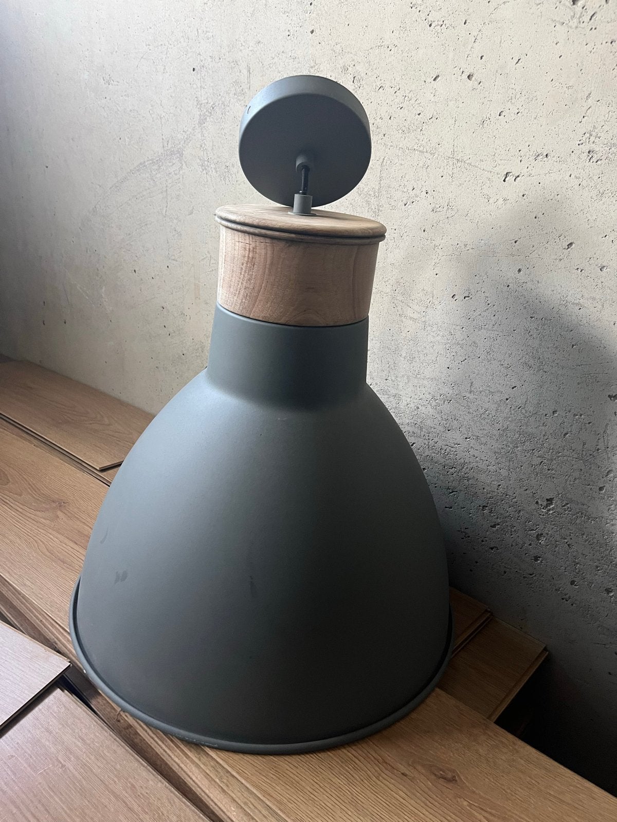 Mooie Mexlite hanglamp, grijs met houten detail, Ophalen of Verzenden, Zo goed als nieuw, Metaal, E27 (groot)