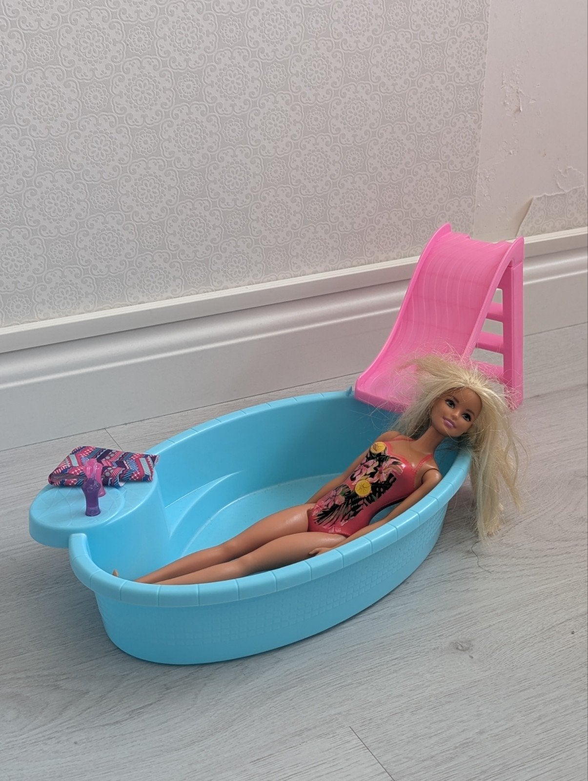 Barbie met zwembad en glijbaan, Ophalen