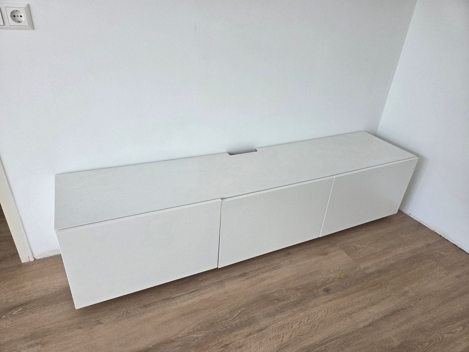 Wit (zwevend)  tv-meubel / dressoir, Ophalen, Overige materialen, 150 tot 200 cm, Zo goed als nieuw