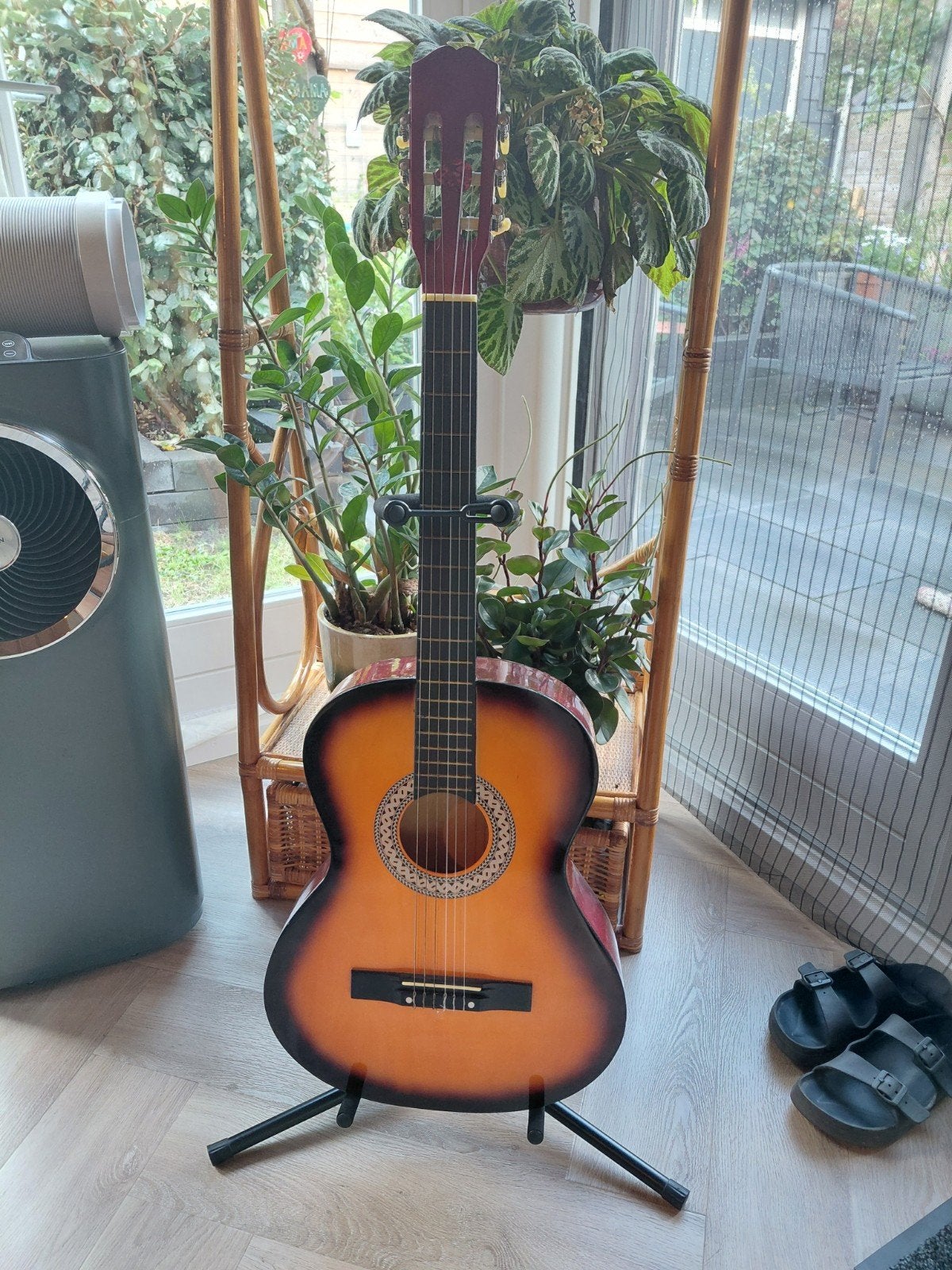 Gitaar met standaard (snel weg), Muziek en Instrumenten, Ophalen, Gebruikt, Klassieke of Spaanse gitaar