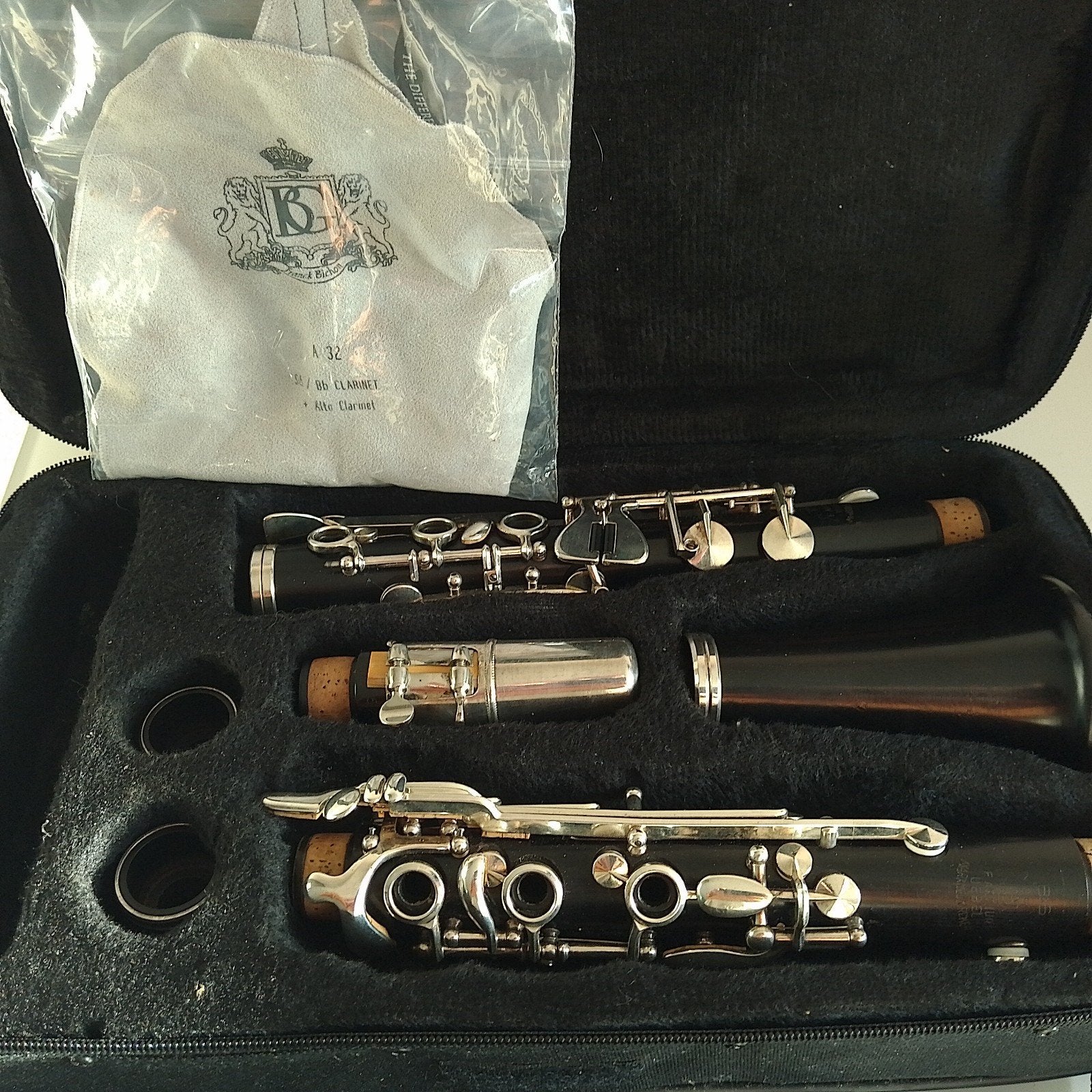 Te koop: uitstekende Uebel besklarinet., Bes-klarinet, Gebruikt, Ophalen of Verzenden, Met koffer