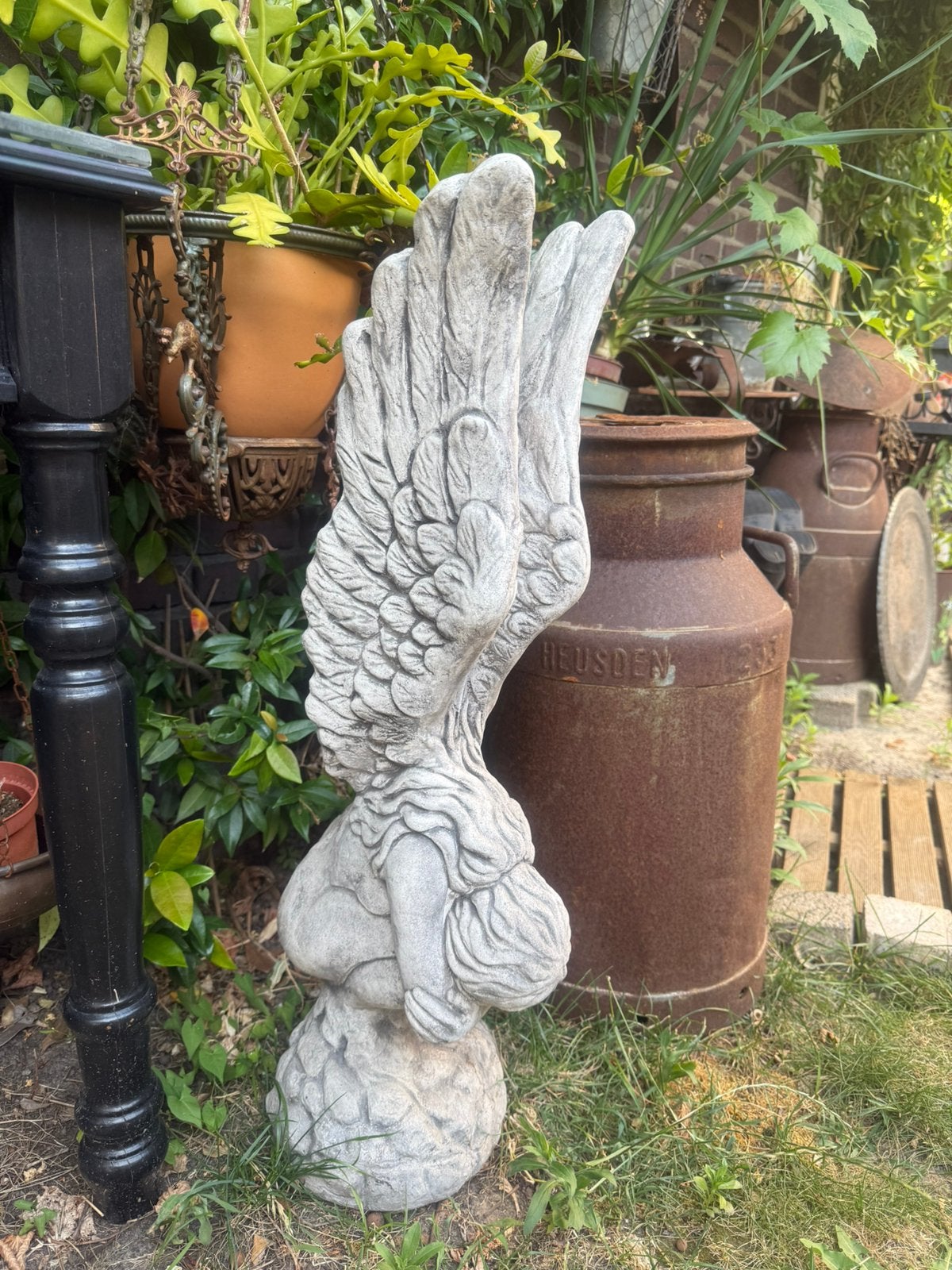 Super mooi en lief tuinbeeld van een grote knielende engel, Ophalen, Beton, Engelenbeeld