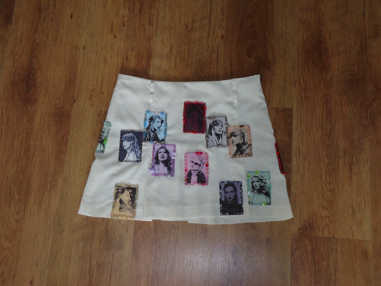 Taylor Swift Mini Rok met Handgeborduurde Kralen, Kleding | Dames, Maat 38/40 (M), Wit, Ophalen of Verzenden, Zo goed als nieuw