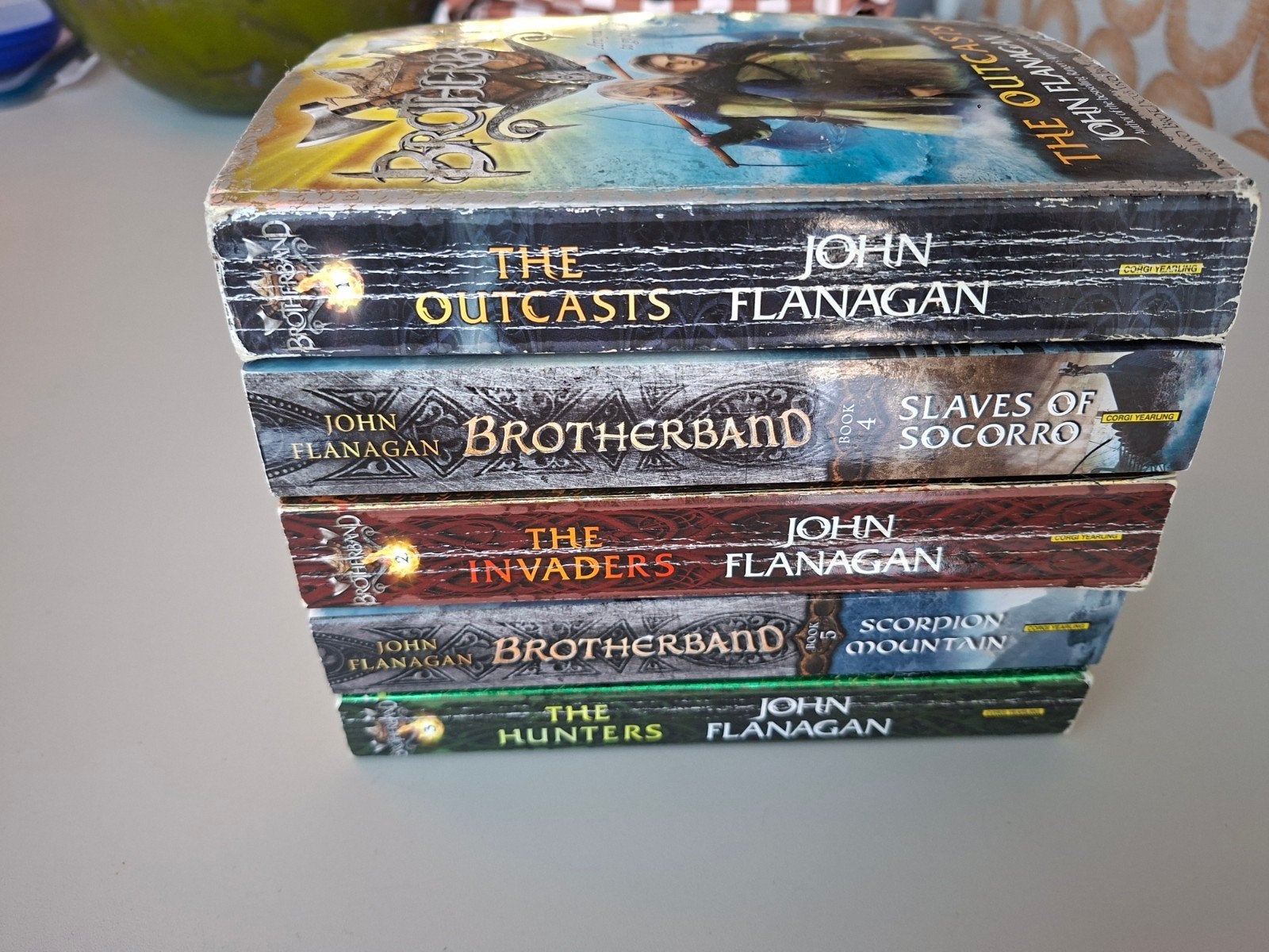 Brotherband-serie: The Hunters, Invaders, Scorpion Mountain, Boeken, Ophalen of Verzenden, Gelezen, John Flanagan