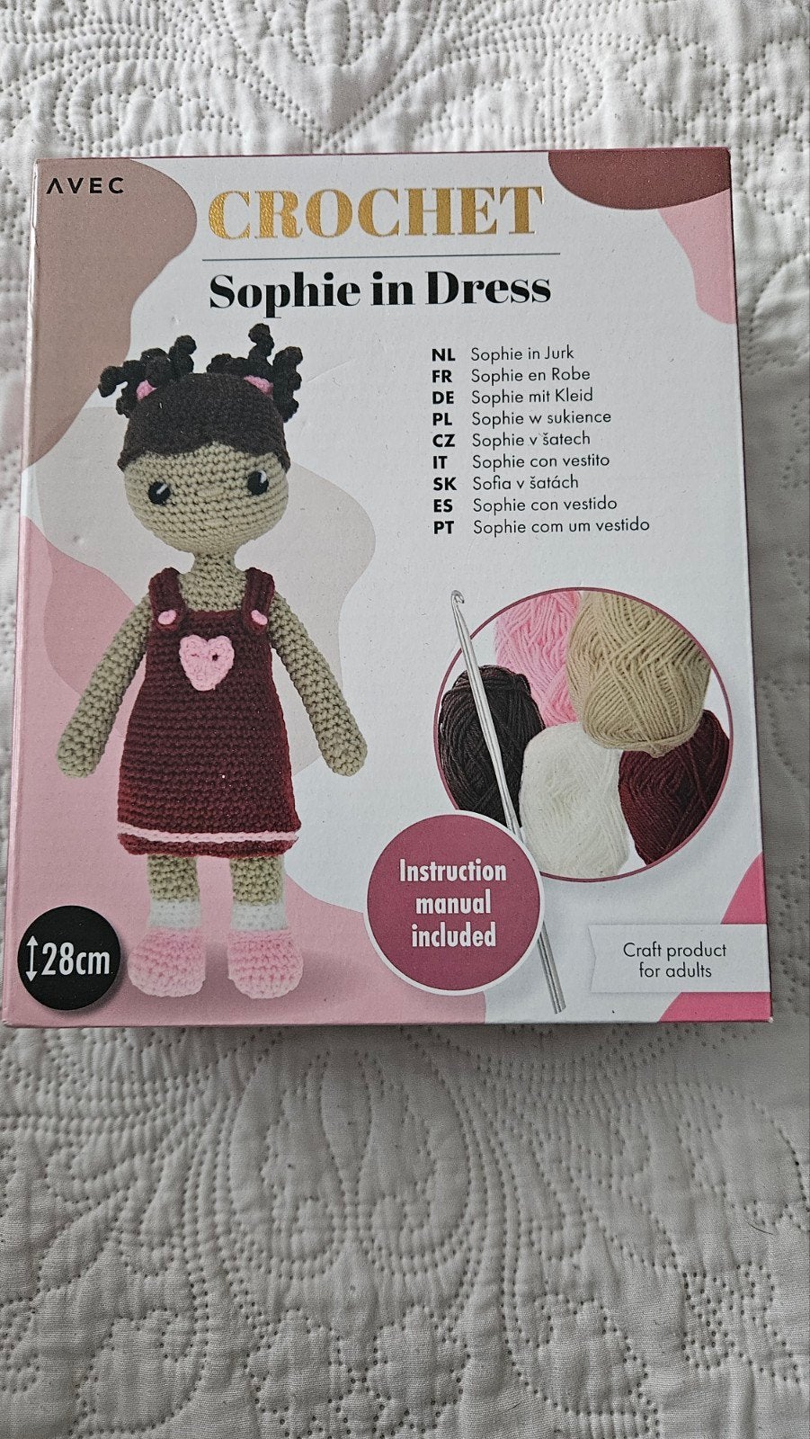 Haakpakket Sophie in Jurk - Compleet DIY Crochet Kit, Hobby en Vrije tijd, Ophalen of Verzenden, Nieuw, Haken, Overige typen