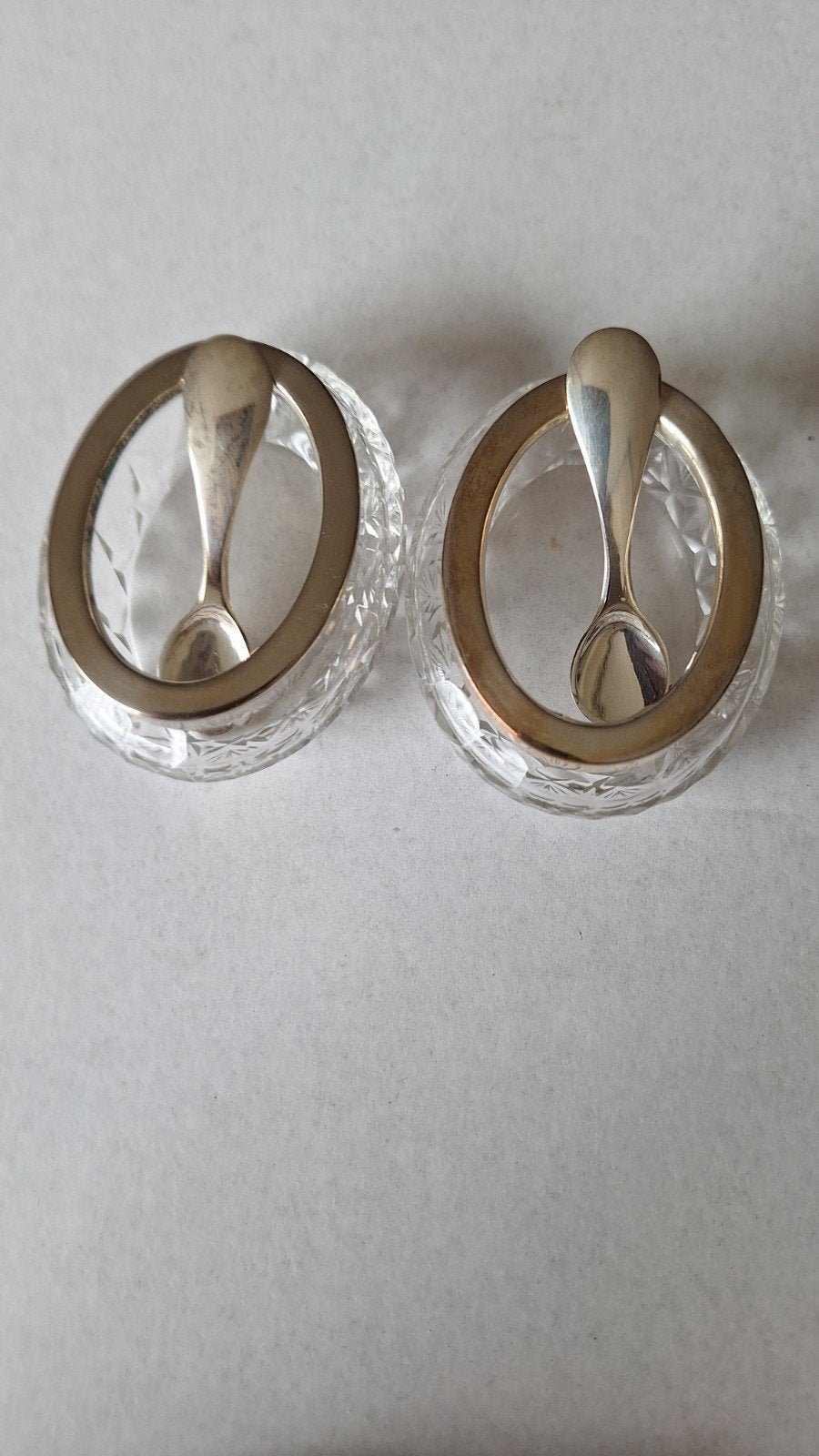 Set van 2 kristallen zoutvaatjes met zilveren lepeltjes, Antiek en Kunst, Ophalen of Verzenden, Zilver
