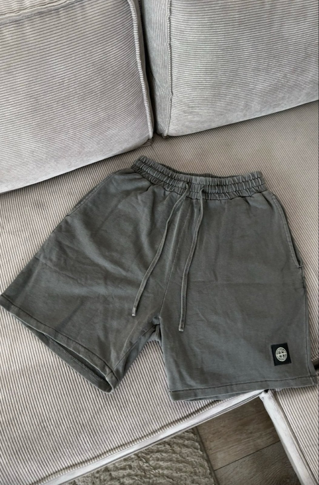 Stone Island Zomer Set: Broek en T-shirt - Nieuw met kaartje, Ophalen of Verzenden, Nieuw, Overige maten, Grijs
