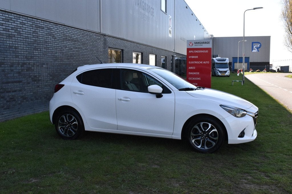 Mazda 2 1.5 Skyactiv-G Skylease GT Leer Navi Stoelverwarming, Voorwielaandrijving, Gebruikt, 4 cilinders, Wit