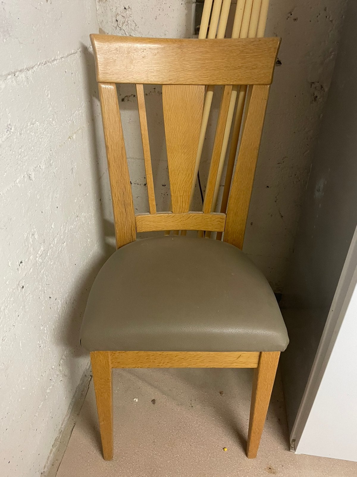 Gratis. 4 Eetkamerstoelen, Huis en Inrichting, Ophalen, Gebruikt, Bruin, Vier