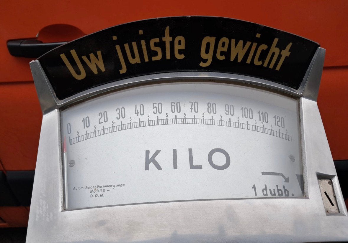 Antieke Weegschaal op dubbeltje uniek! Kledingwinkel mancave, Ophalen of Verzenden, Zo goed als nieuw, Reclamebord