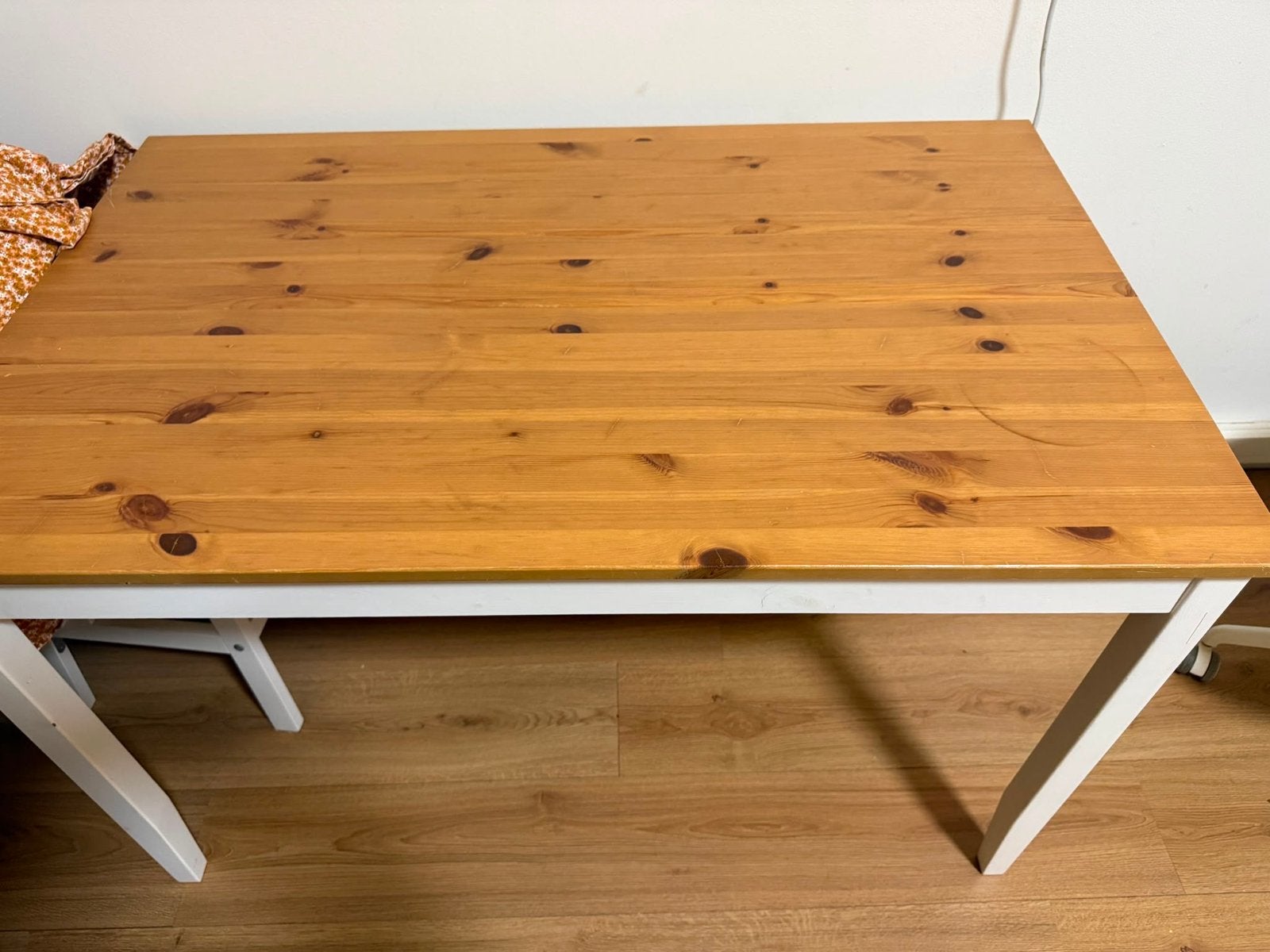 Ikea Lerhamn grenenhout eettafel/bureau met wit onderstel, Huis en Inrichting, Tafels | Eettafels, Ophalen, Gebruikt, 100 tot 150 cm