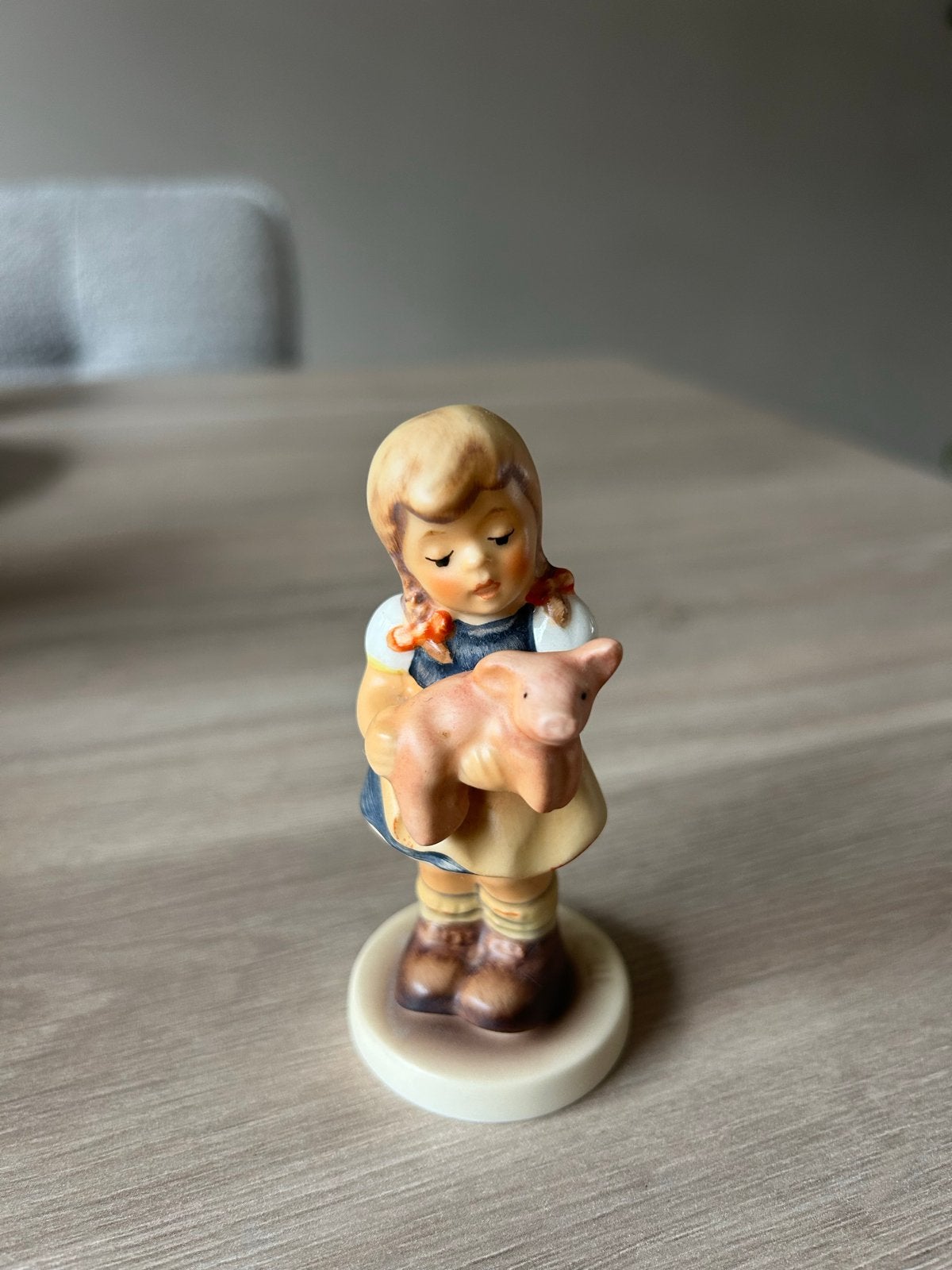 Hummel beeldje meisje met varken 2052 -  Club 1999/2000, Ophalen of Verzenden, Zo goed als nieuw, Hummel