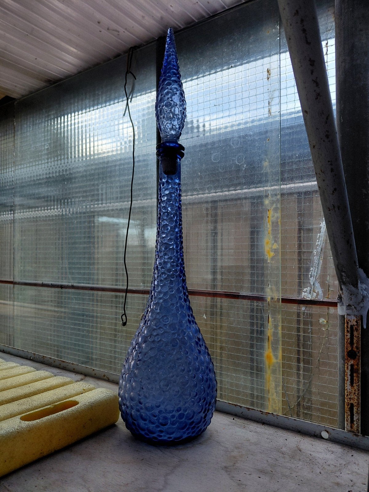 Vintage Blauwe Glazen Fles met Bubbeltextuur, Antiek en Kunst, Ophalen