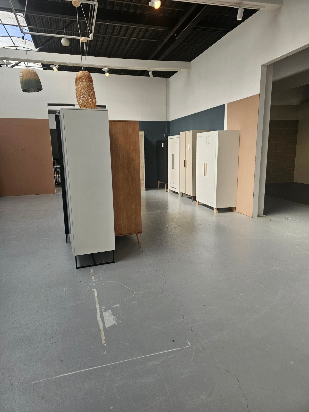 Showmodel outlet kasten, Ophalen, Zo goed als nieuw, Overige houtsoorten, Met deur(en)
