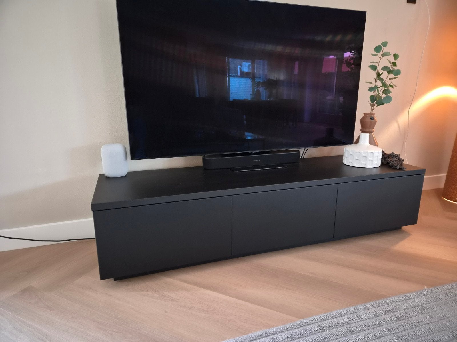 Staand/zwevend TV meubel Zen lifestyle mat zwart massief MDF, Huis en Inrichting, Kasten | Televisiemeubels, Ophalen, Landelijk/modern