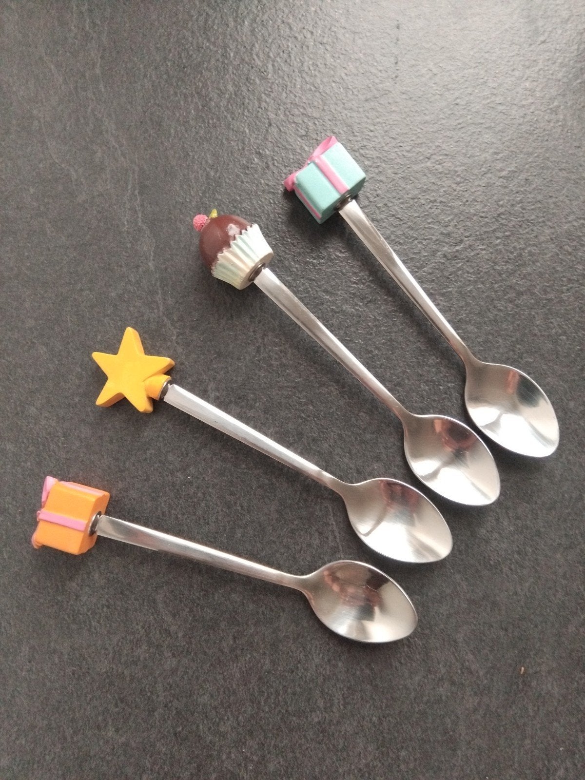 Leuke theelepels met feestelijke decoratie - 4 stuks, Theelepel, Los bestek, Ophalen of Verzenden, Zo goed als nieuw