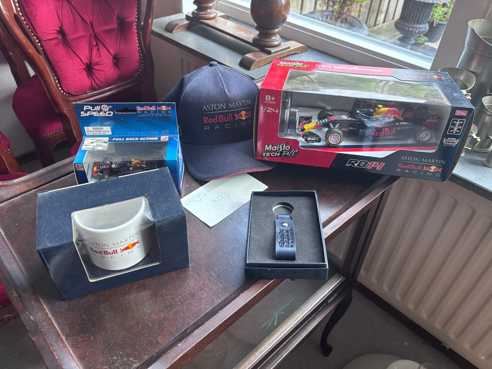 Red Bull Aston Martin set: pet, auto's, mok en sleutelhanger, Overige merken, Auto, 1:32 tot 1:50, Nieuw