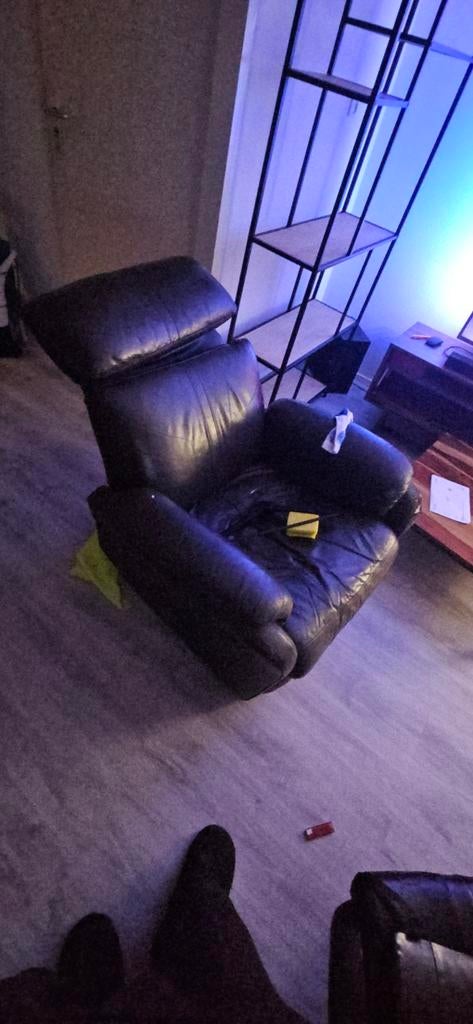 Comfortabele zwarte leren relaxfauteuil, Gebruikt, Klassiek, Comfortabel, Ophalen of Verzenden, 75 tot 100 cm