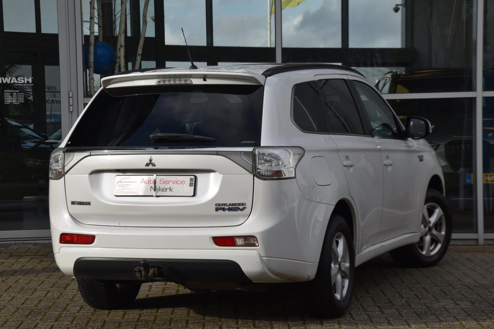 Mitsubishi Outlander Mitsubishi Outlander PHEV Instyle+ | Le, Zwart, 4 cilinders, Wit, Vierwielaandrijving