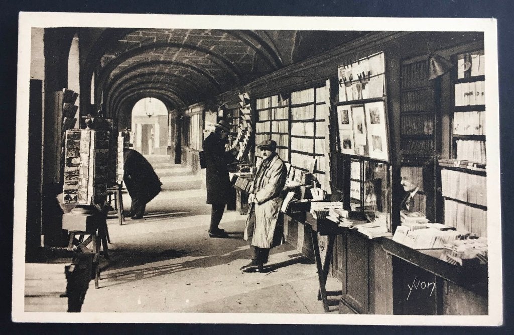 prentbriefkaart: Les Arcades de l'Oeon Paris, Ophalen of Verzenden, 1920 tot 1940, Ongelopen, Overige thema's