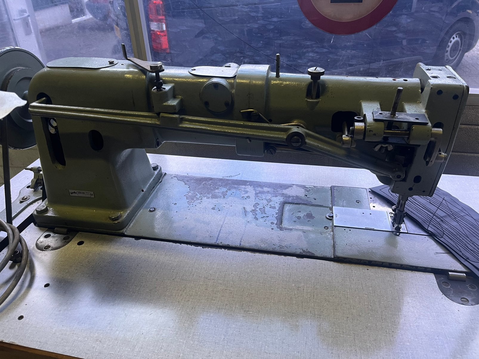 Adler lang arm zwaardraads naaimachine, Hobby en Vrije tijd, Gebruikt, Naaimachine, Industrieel, Ophalen